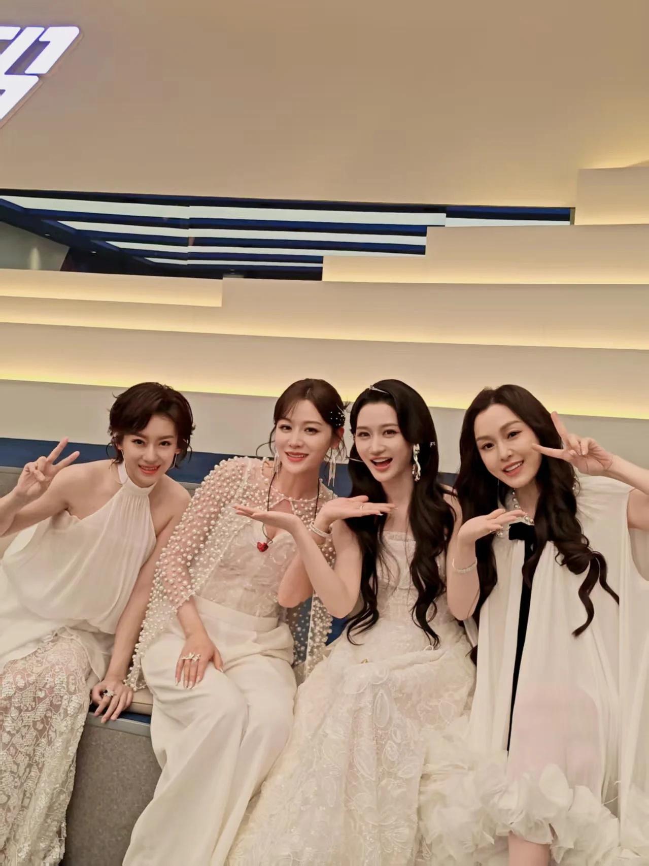 左一是叶一茜，1984年出生，身高170cm。左二是袁一琦，2000年出生，身