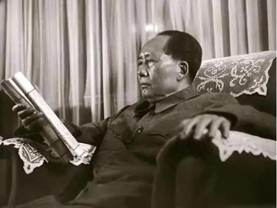 1950年，决定收回东交民巷，但以美英两国为首的洋人对此不屑一顾，毛主席下达命令