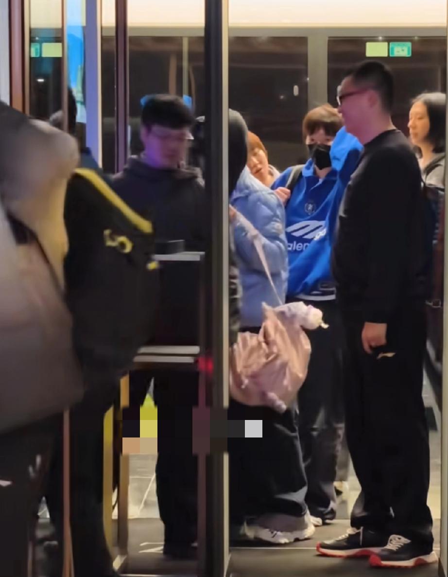 可爱又迷糊的王曼昱！下车时不小心碰到头，还逗笑了孙奇老师～咱们场上风风火火的王