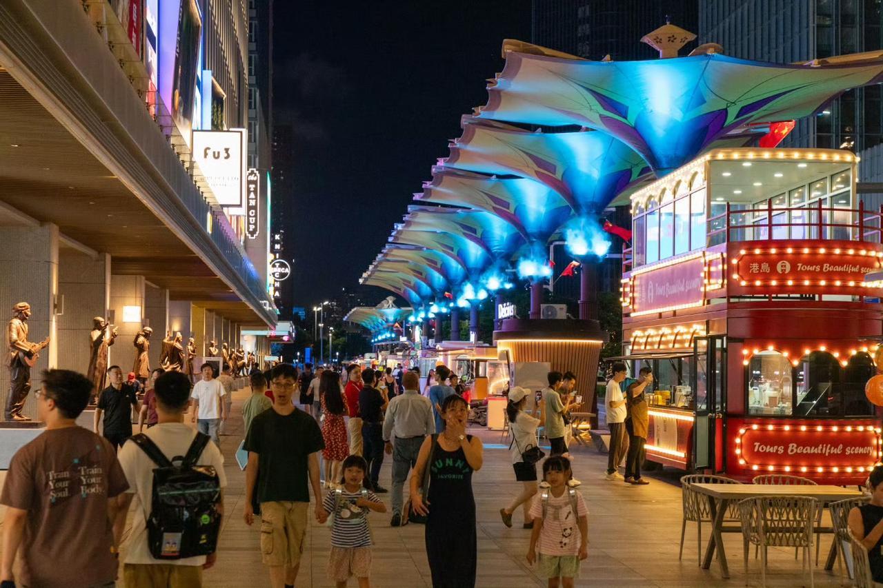 现在到香港的一些商场逛街，里面都是内地牌子，不说还以为到了深圳。而深圳的前海