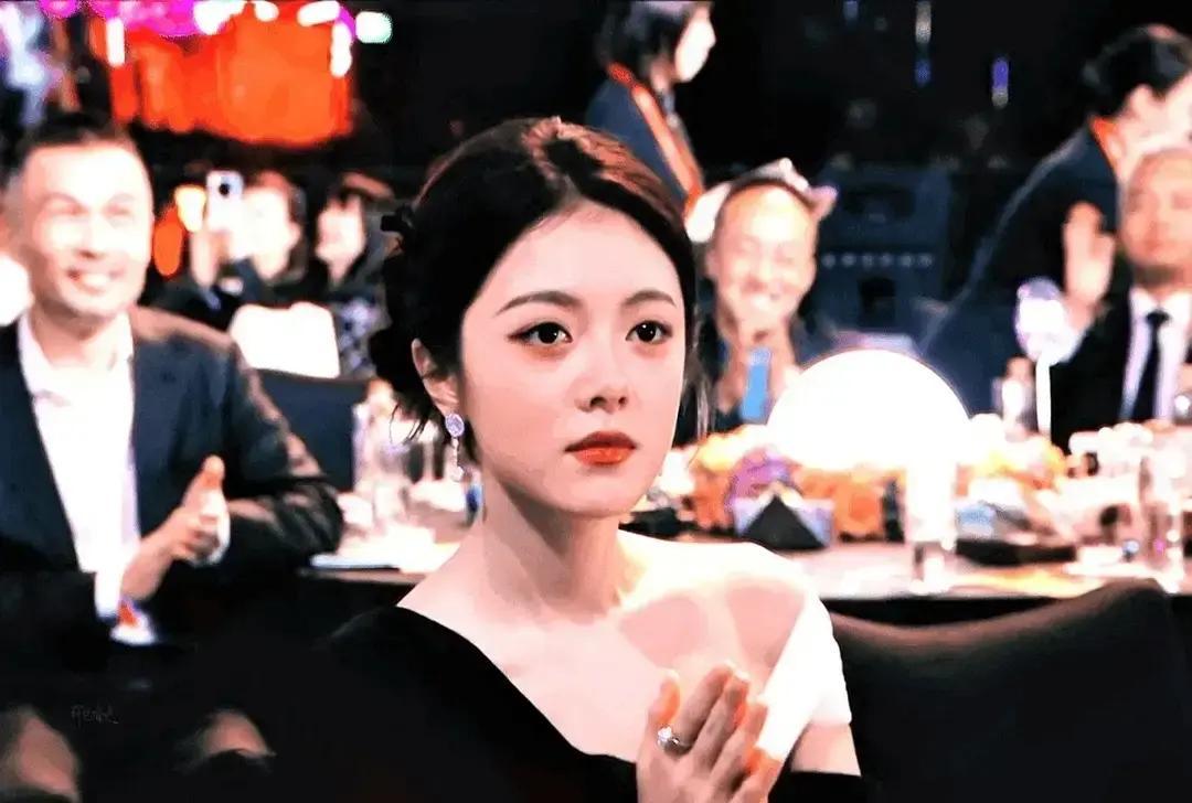 盯着赵今麦的新造型看了半天，这哪还是当年那个只会瞪眼的小丫头片子？一股子“