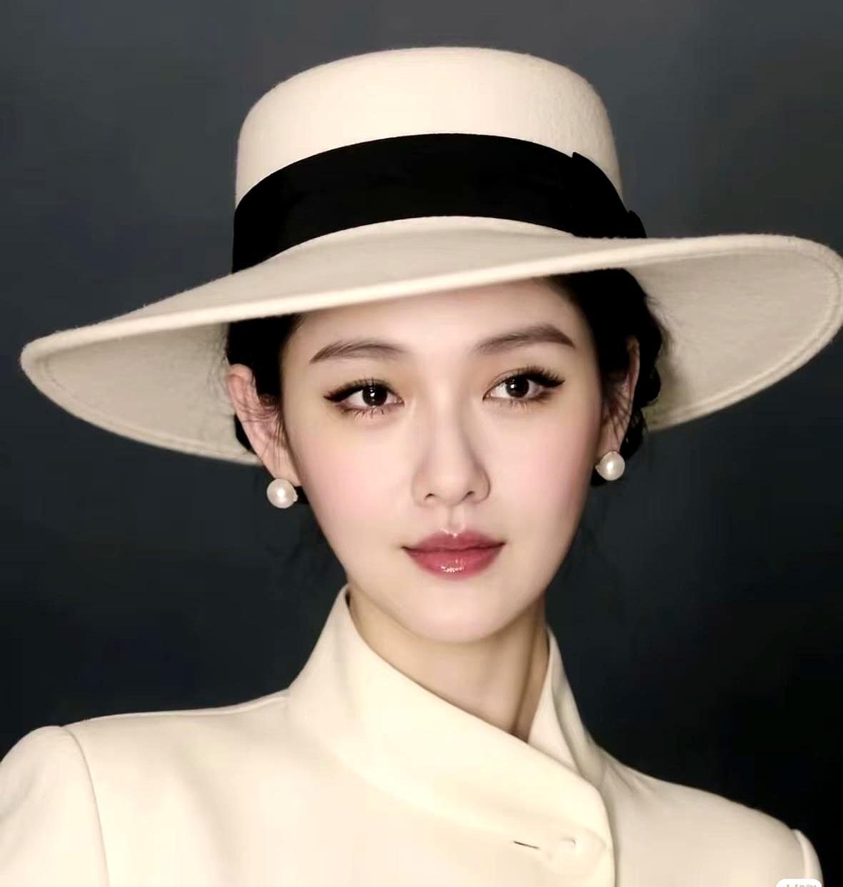 她把每一步都算成了赢，却输光了桌面所有的筹码。你看她，翻炒旧情当燃料。再看汪