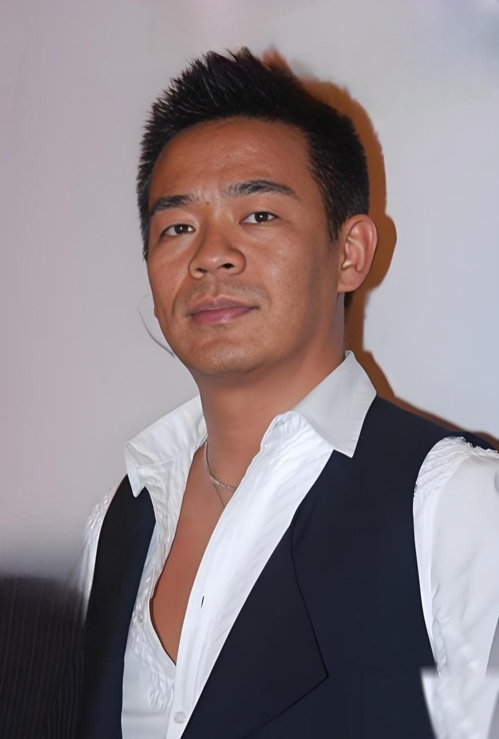 孙浩说，1968年我出生在陕西西安，父母都是普通工人，家里还有个妹妹，谁能想到，