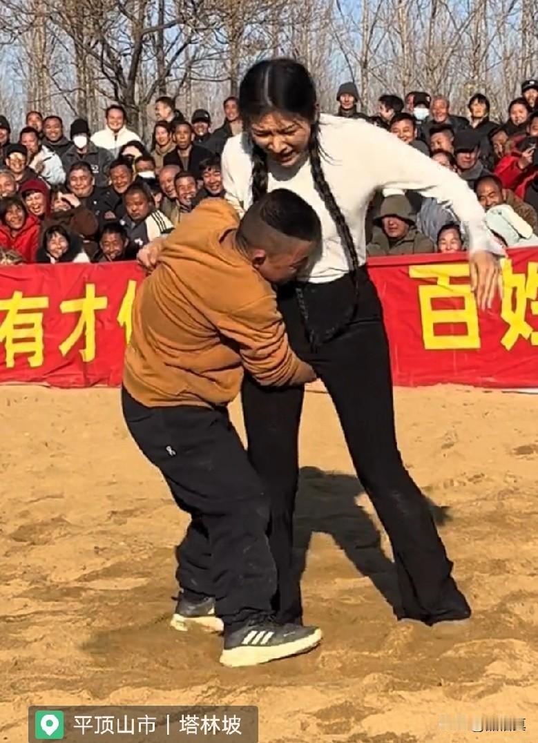 武大郎和美女摔跤的视频，越来越火了！今天早上给一个武大郎抓住美女不放的视频，