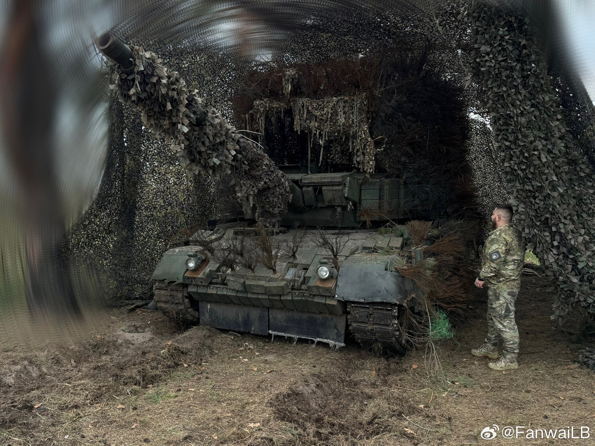 乌军第5tank旅的豹1a5。大递发明的黑科技全部用上了。烽火问鼎计划俄一男子与