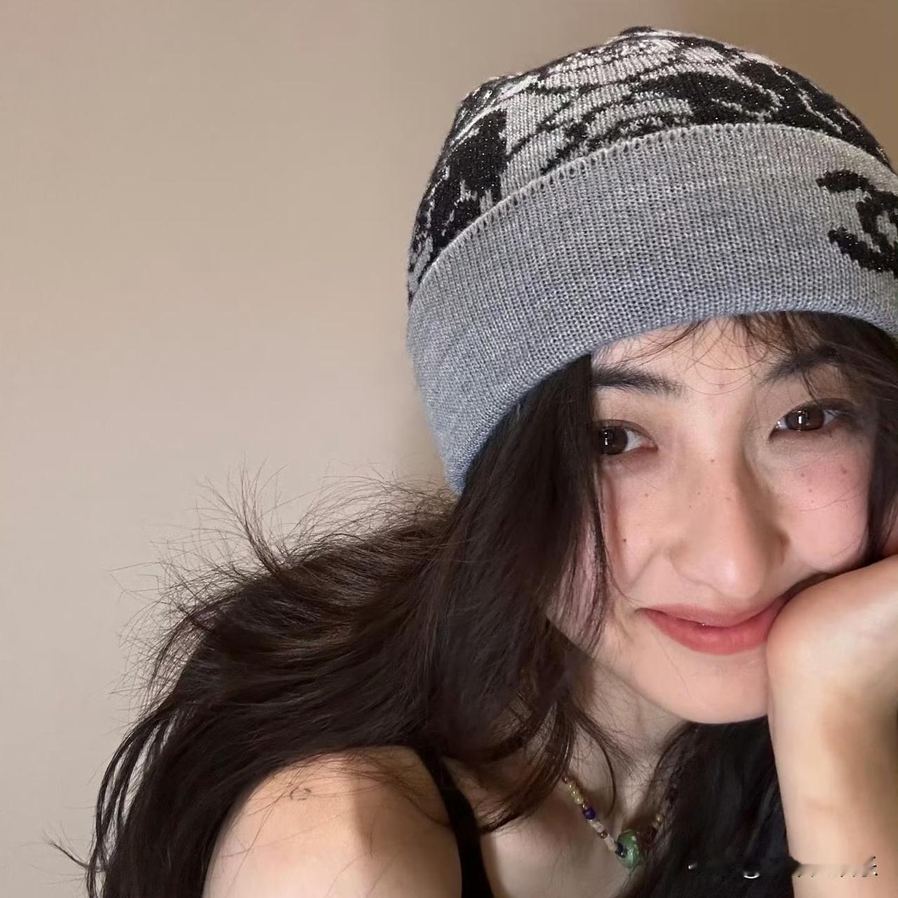 近日，张子枫右肩的微型笑脸纹身引发广泛关注。这枚不足指甲盖大小的纹身，实则是她为