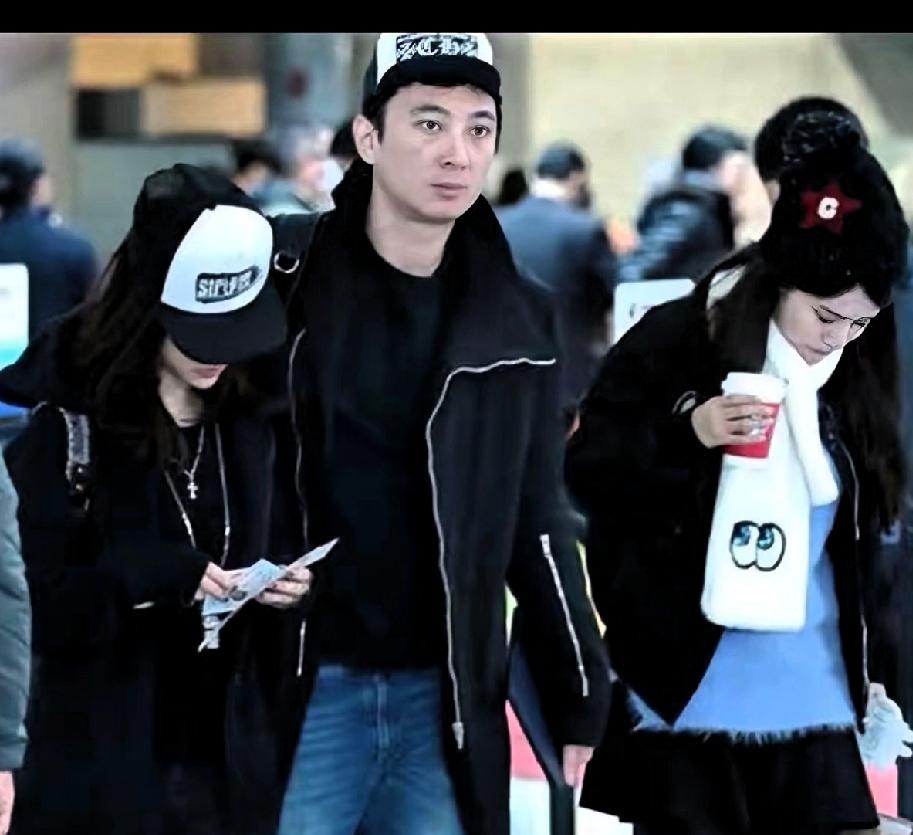 有网友称：“王思聪是最大的渣男，他如果是负责任男人就不会这么天天窝在女人堆里，应