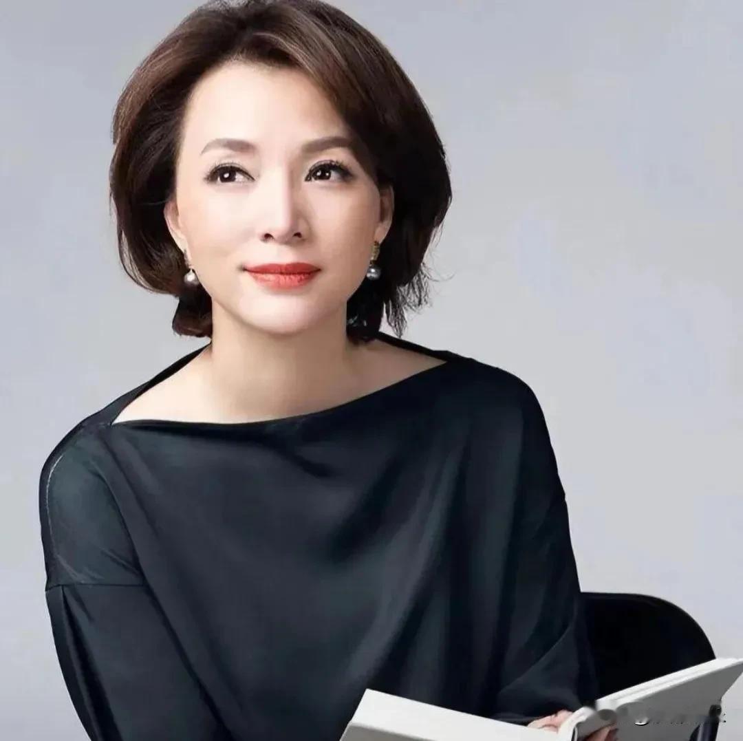 董卿参加12岁儿子毕业典礼！53岁的她打扮知性，笑容满面很有成就感。6月22