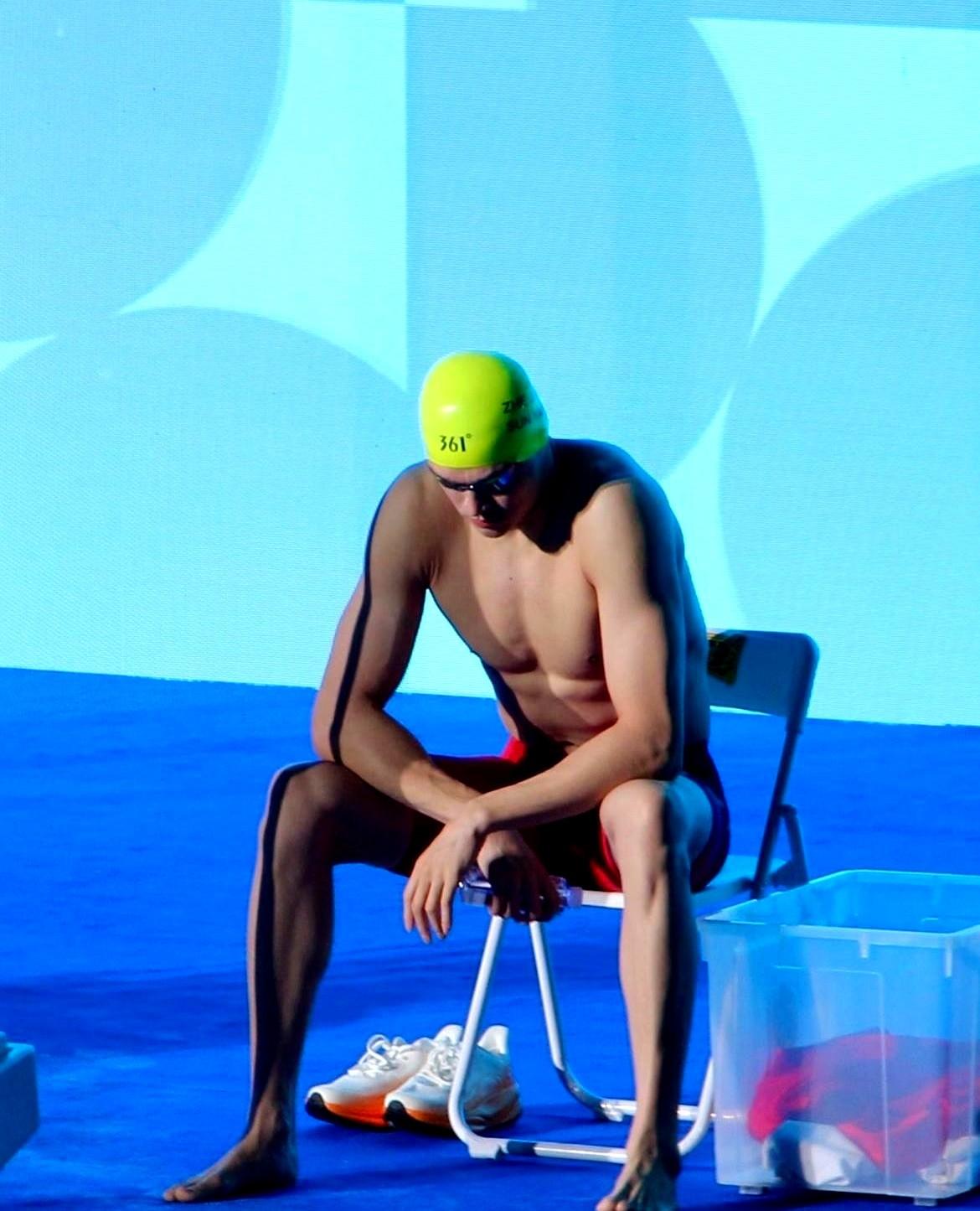 32岁孙杨输给18岁小孩，只慢了1秒5。评论区却像过年。有人笑他“英雄迟