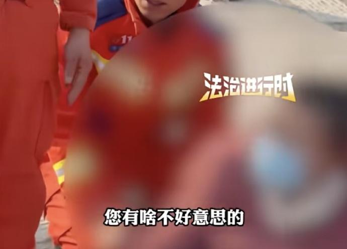 4月2日报道，北京昌平，一女子爬山扭脚，不能行走，因思想保守，不愿意让男消防员搀