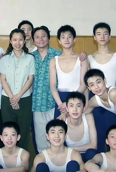 都说杨洋当年是军艺校草，特意去搜了一下以前的老照片，结果发现一个很大的亮点，让人