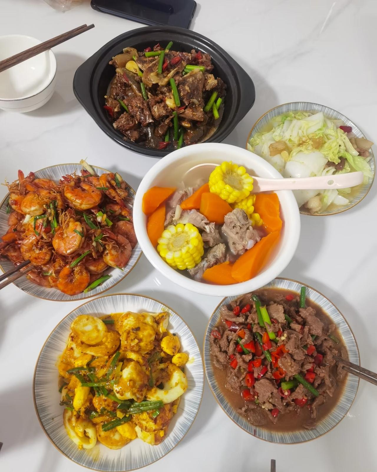 昨天去儿子家吃饭，吃的心里很不舒服。儿媳妇做了六个菜，上桌的时候儿子说，有一双公