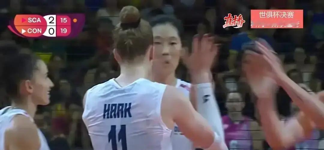 当球队0比2命悬一线时，教练没换战术，只对朱婷说了三个字：“放开打。”第三局