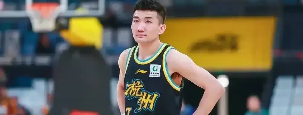 估计孙铭徽心里怎么都想不明白，一个堂堂CBA总冠军的主力首发后卫。却连续入选不了