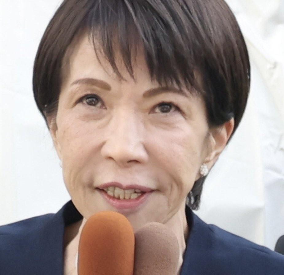 一只“受伤”的手臂，瞬间撕裂了日本大选前夜的平静！首相高市早苗，在最关键的电视辩