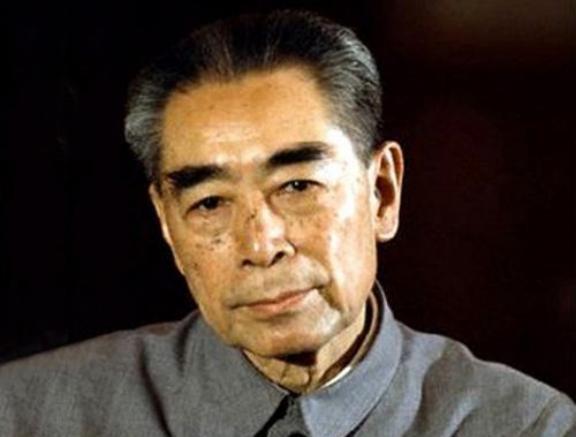 1958年2月，周总理访问朝鲜时，白天和大家谈笑风生，晚上回到住处后，就一个人喝