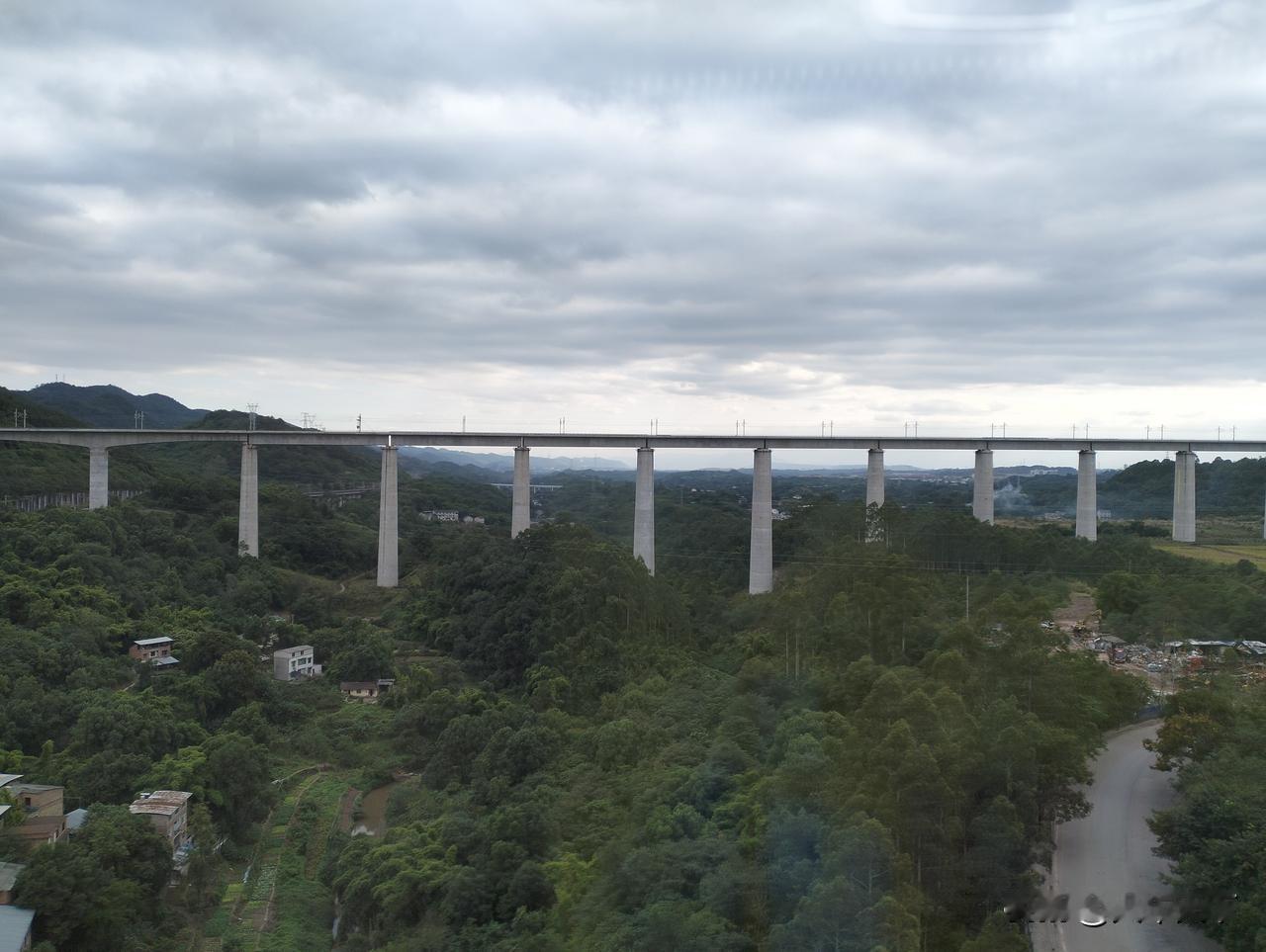 渝昆高铁全线开通后，重庆西到昆明南有望2.5小时到达，当然这个是按350公里时速