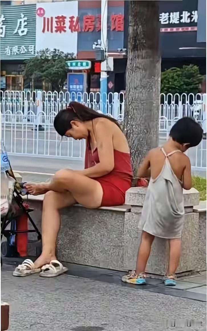 徐州街头出现一对特殊的流浪母女，母亲穿红色连衣裙打扮时尚，路人拍下视频后，大家纷