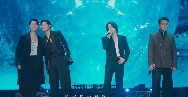 F4合体上演名场面，朱孝天棕西装混入黑西装队伍，网友直呼尴尬。演唱会上细节展现四