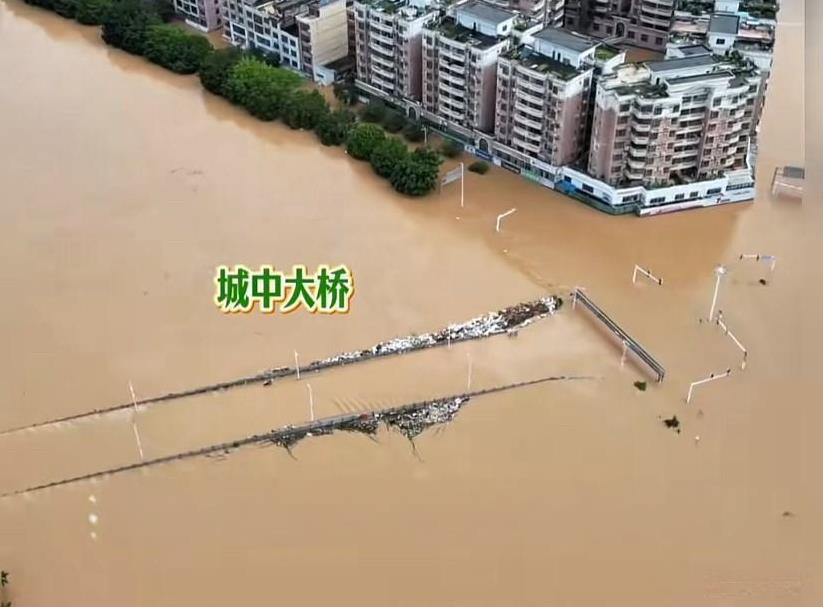 广东怀集的暴雨太大了，感觉这淹的比郑州7.20还严重，希望那里的老百姓平安无事，