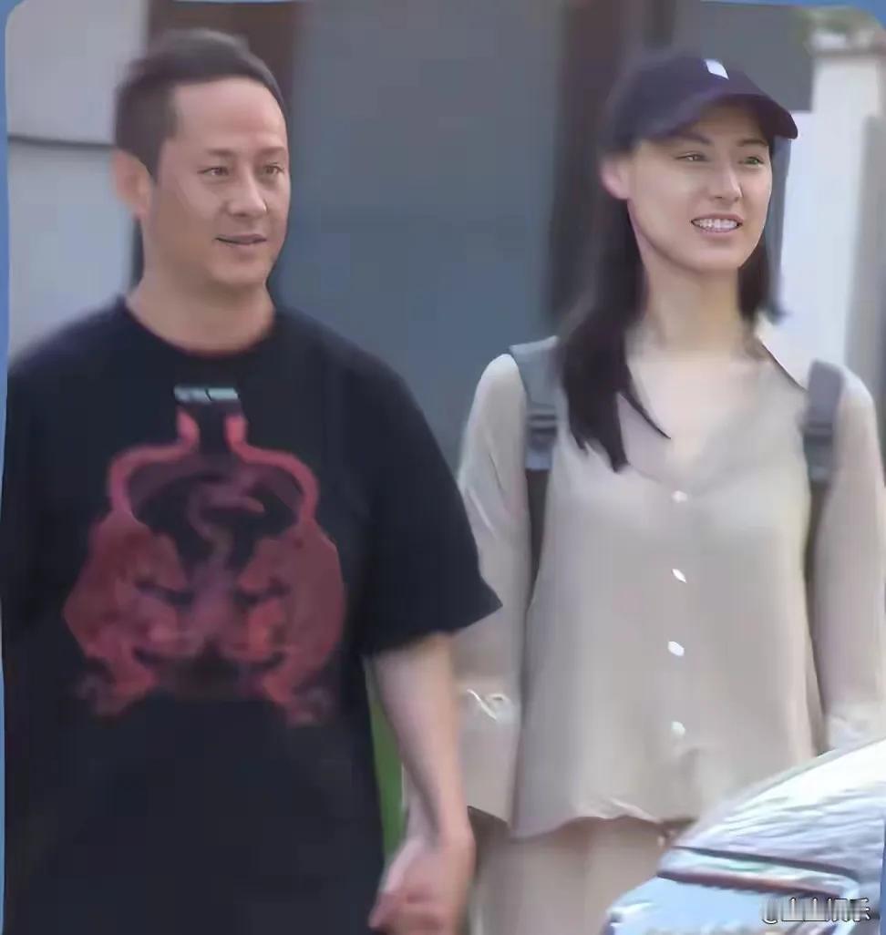 37岁的梁洛施，在隐忍了14年后，终于重获爱情，与马浴柯牵手，幸福得像个孩子。曾