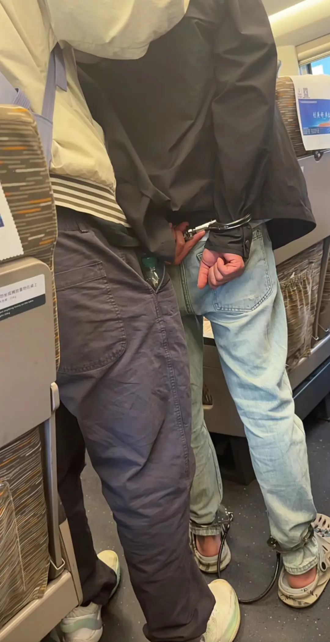 高铁上惊人的一幕，这是干啥了？