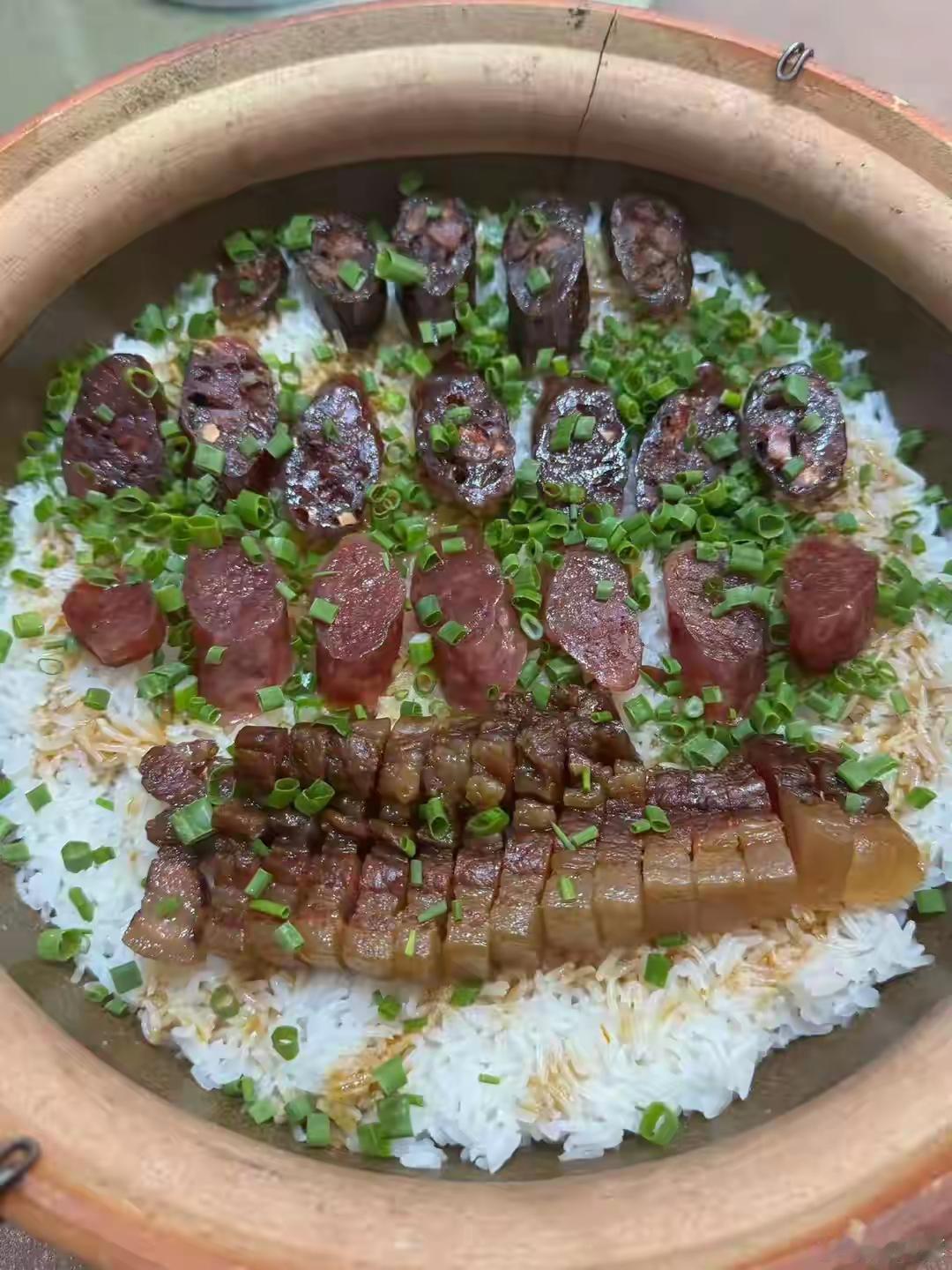 香浓腊味煲仔饭，米饭与腊味完美融合，每一口都是满足！🍚🍖🔥