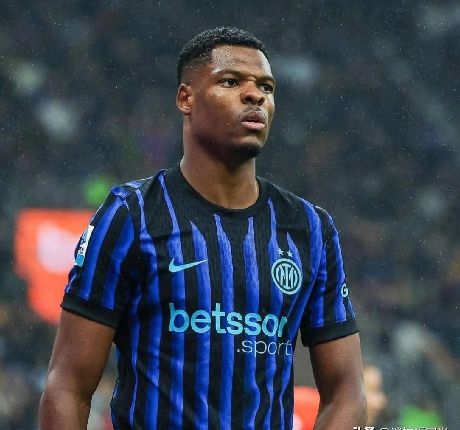 他刚说完“我的心属于蓝黑”，转身就签了足球界最擅长“搬家”的经纪人。这不是巧合