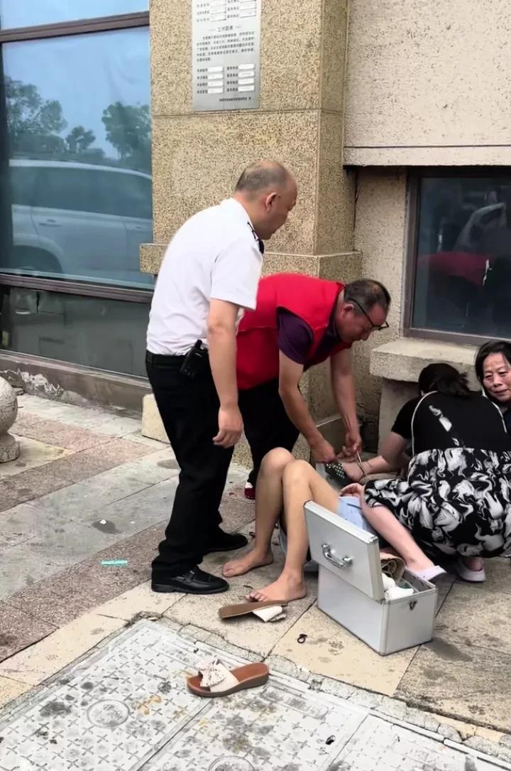 四川绵阳一小区发生高空坠物，砸伤路过女子，谁担责？6月14日上午，绵阳市