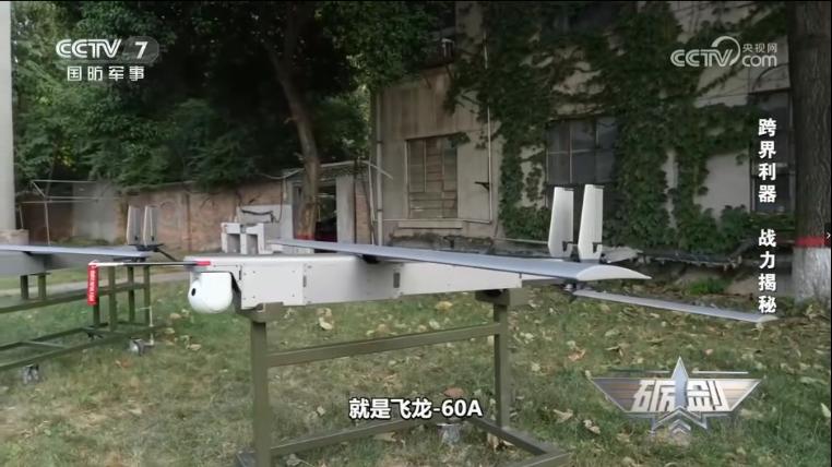 射程‌超过100公里‌，具备远距离精确打击能力。我国首款基于模块化火箭炮平台设计