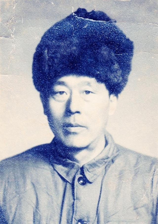 1940年，张啸林让保镖交枪，准备开除他，保镖说：“不干就不干，走人就是了！”说