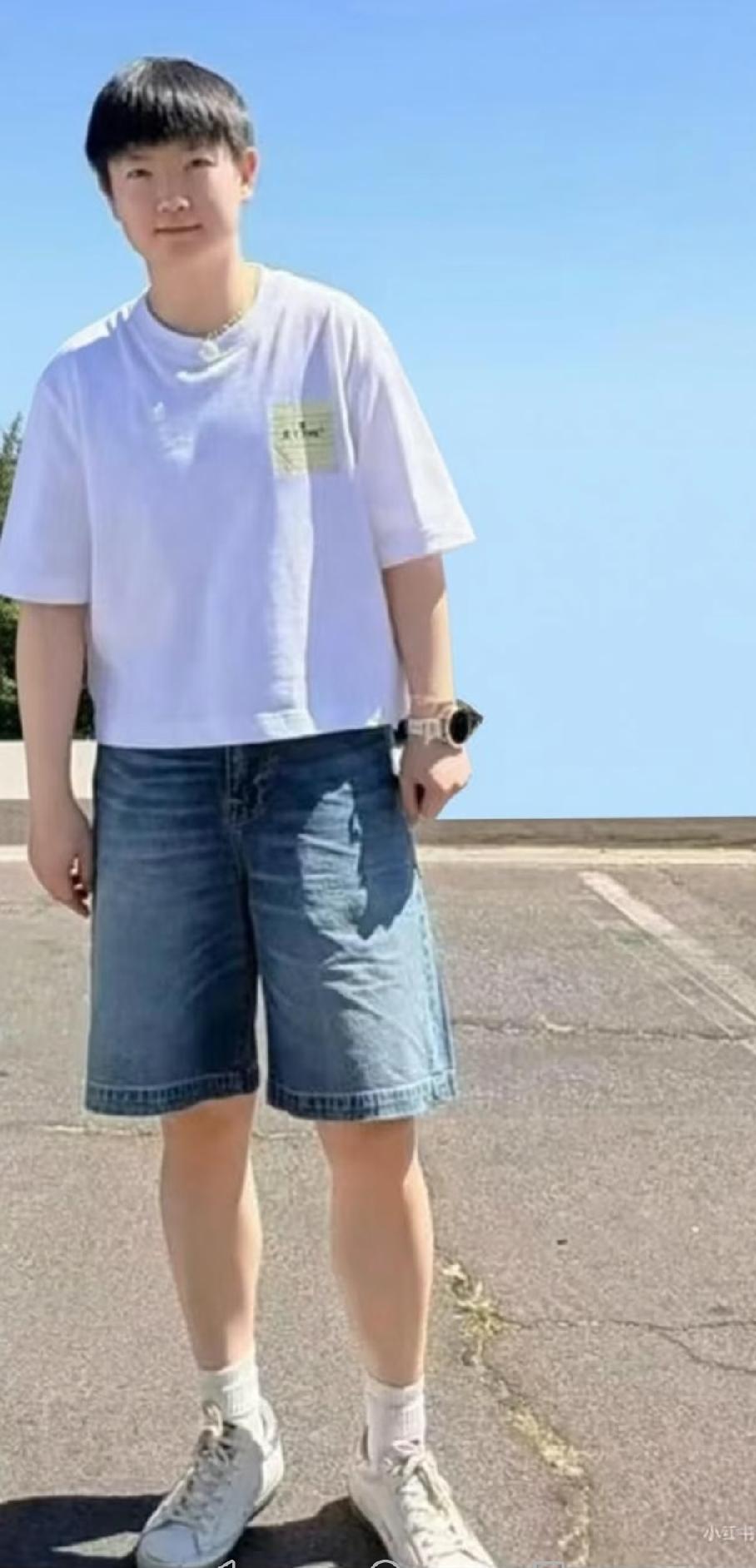 孙颖莎私服随拍照！简约白T搭配牛仔短裤，清爽又舒服。大家都说她很会搭配，但其实