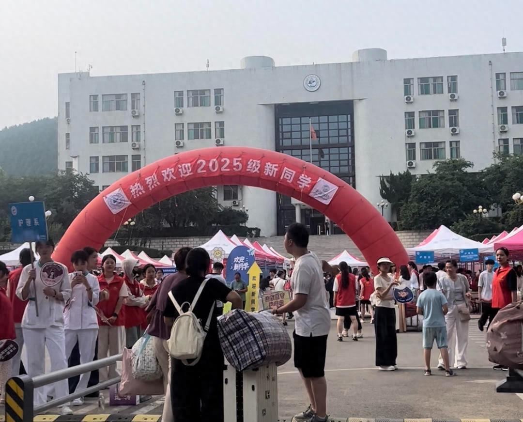 “太厉害了！”山东济南一所医学高等专科学校迎来了新生报到，本来是父亲陪儿子来上学