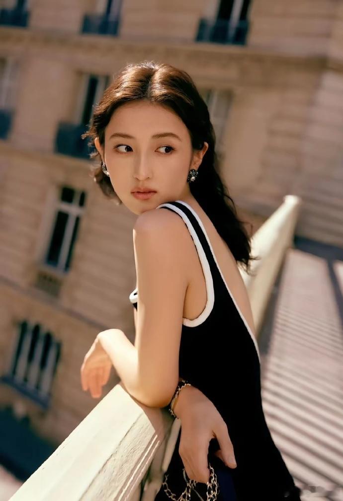 张子枫越来越美了，都快认不出来了。