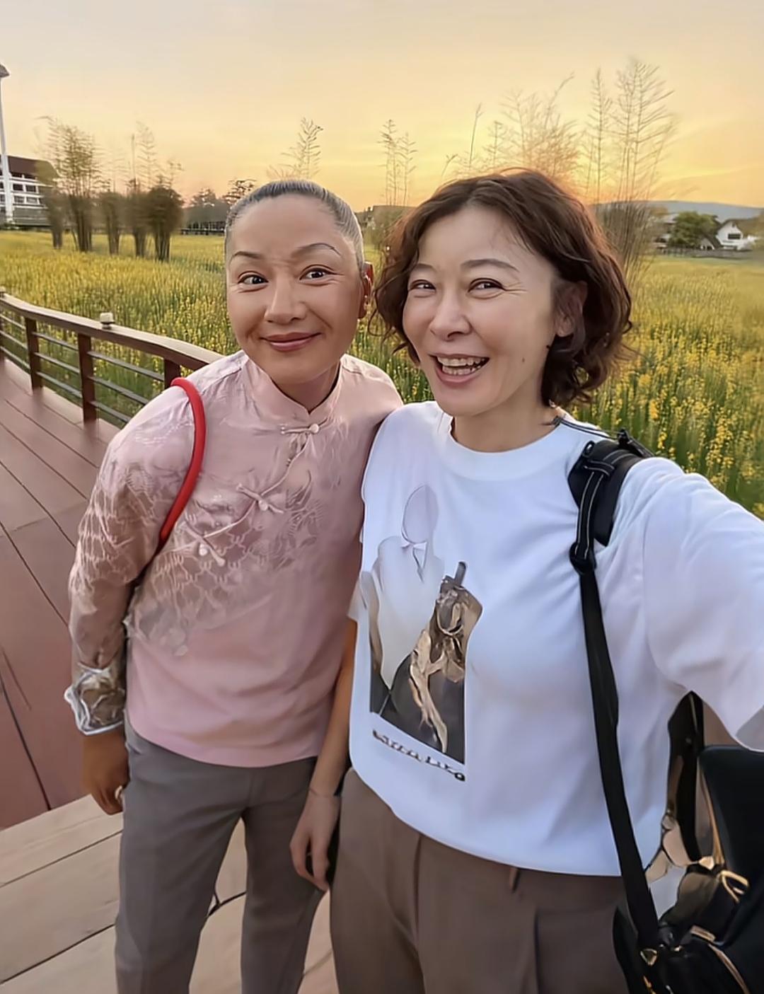 前任变闺蜜，柯蓝和瞿颖泰国同游，这格局不是一般的大。过年期间，53岁的柯蓝和