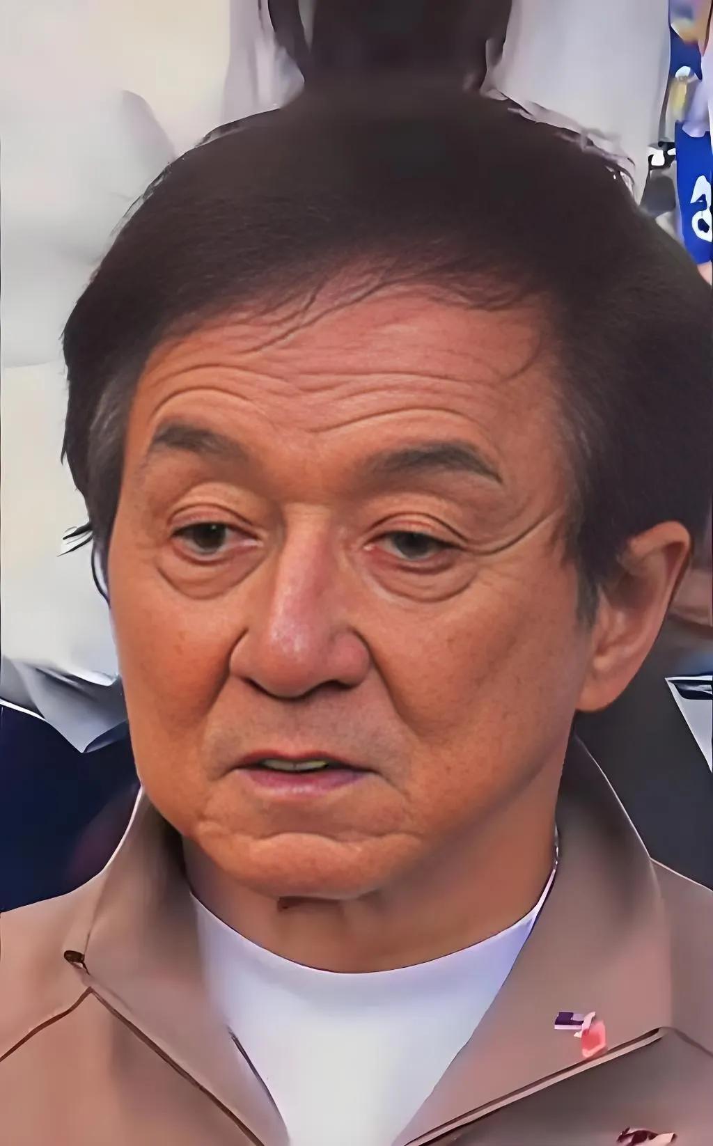 国际动作巨星成龙近日罕见主动谈及衰老话题。71岁的他公开近照，首次大方展示明显白