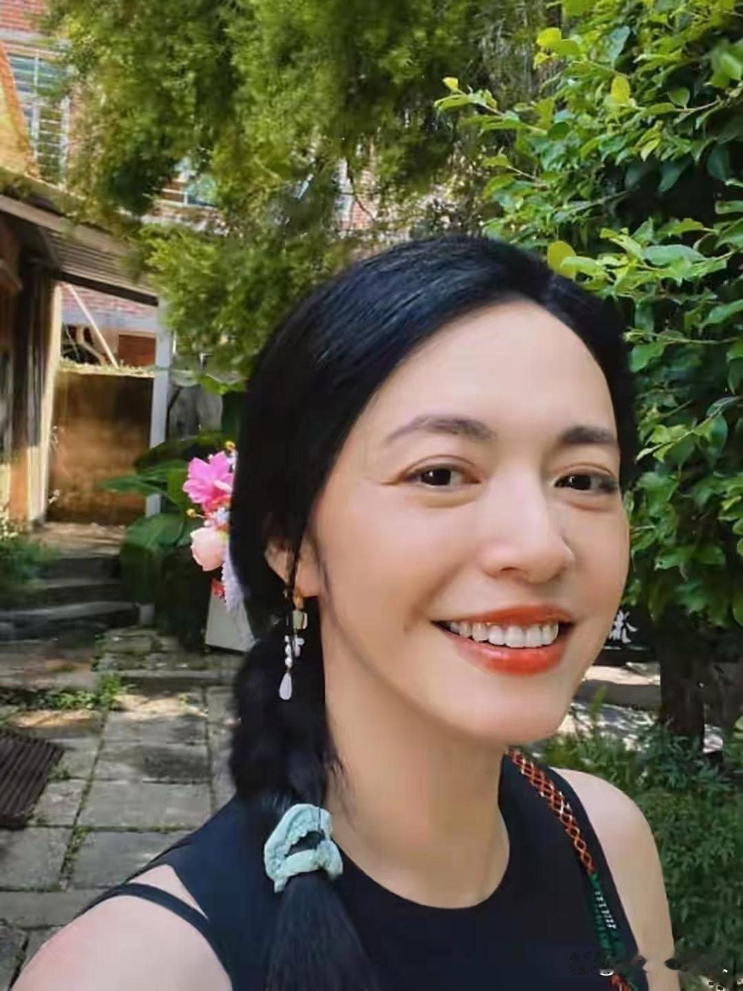 姚晨晒出12岁儿子徒步的照片，儿子长得很像她，尤其是嘴。不过儿子的牙齿参差不齐没