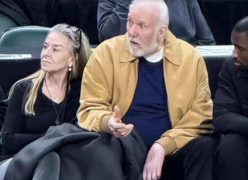 🏀77岁波波维奇再婚，新娘是昔日爱徒布登霍尔泽前妻！9月24日，据TMZ拿到的结婚许可证消息，马刺