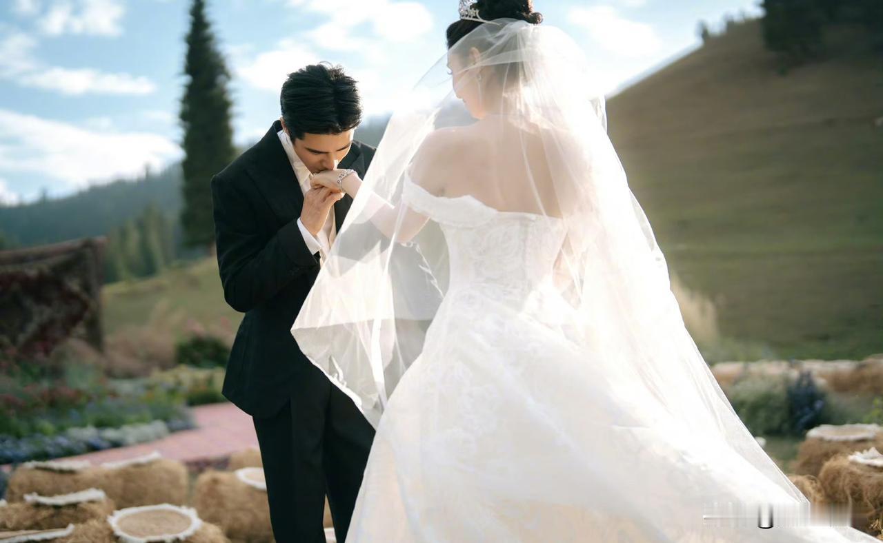 姜潮麦迪娜新疆婚礼含金量姜潮麦迪娜新疆补办婚礼，麦迪娜在婚礼上身着白色婚纱