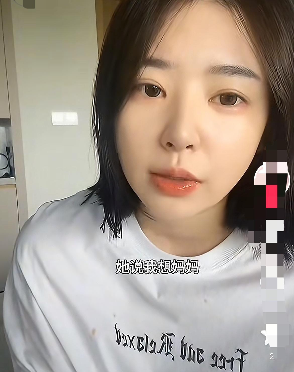 近日，黄一鸣在直播里提到，她和她妈妈通电话时，闪闪跑过来一下子抢过手机，大声嚷嚷