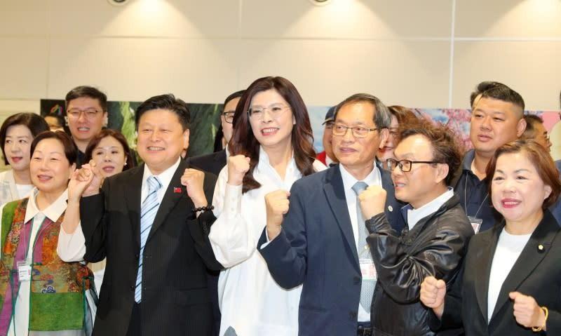 民调4%后，郑丽文把40多国代表请进党部，国民党变打法了？一边是4%的民调数