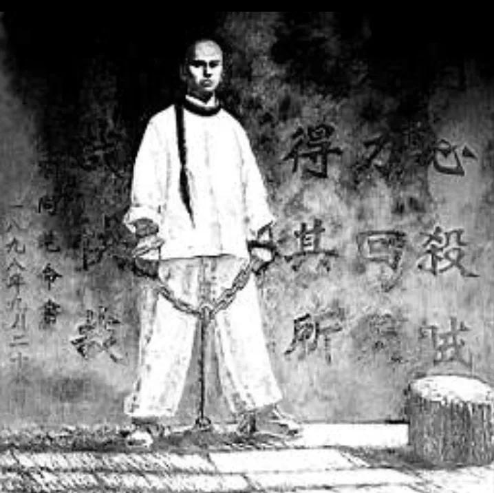 戊戌六君子被·刹·头那天，宣武门外的菜市口站满了人，不少人拿着烂菜叶砸他们，还有