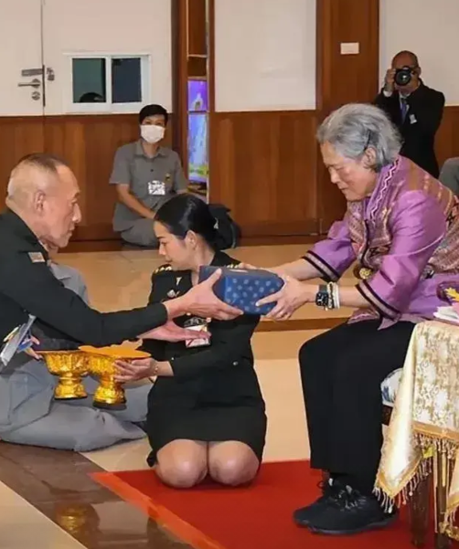 佩通坦任文化部长后，反手就对洪森老儿一大耳巴子。佩通坦刚刚上任，就对即将归还