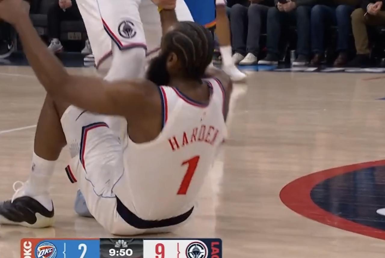 哈登开场直接把多尔特干懵了！打了不到3分钟，哈登已经造了多尔特3次犯规，第三次