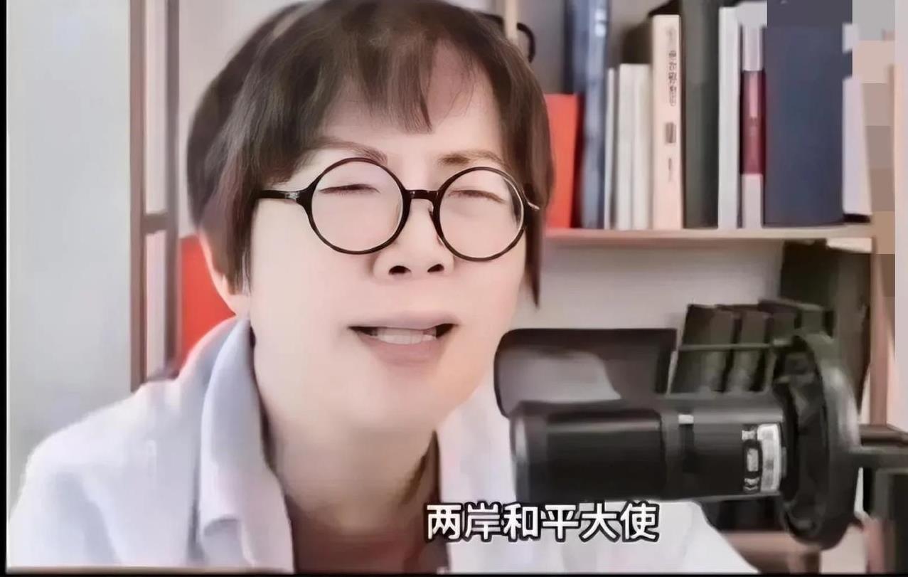黄智贤再呛馆长:两岸和平大使，我呸！近期黄智贤可谓是火力全开，无论是在大罢免