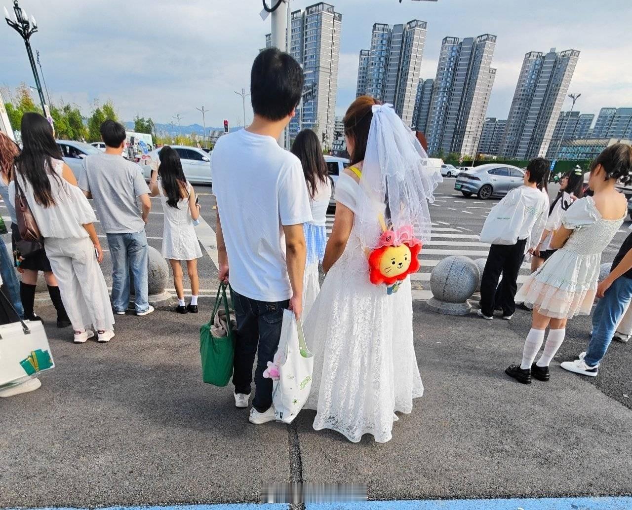 陪女朋友去看她老公的演唱会​​​