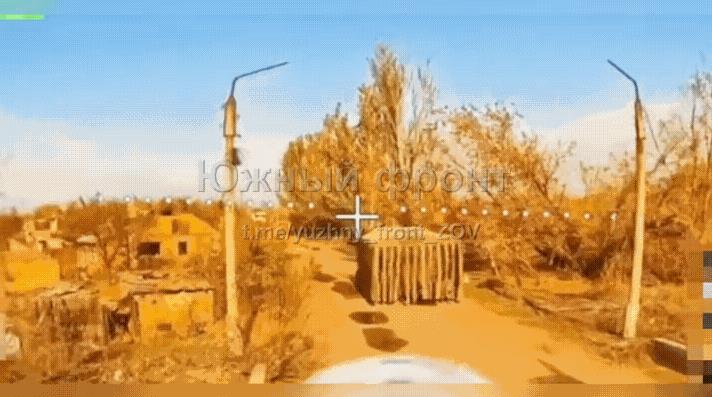 乌军的“龟壳”装甲车中看不中用,在康斯坦丁诺夫卡南口方向!被俄军无人机打爆!乌