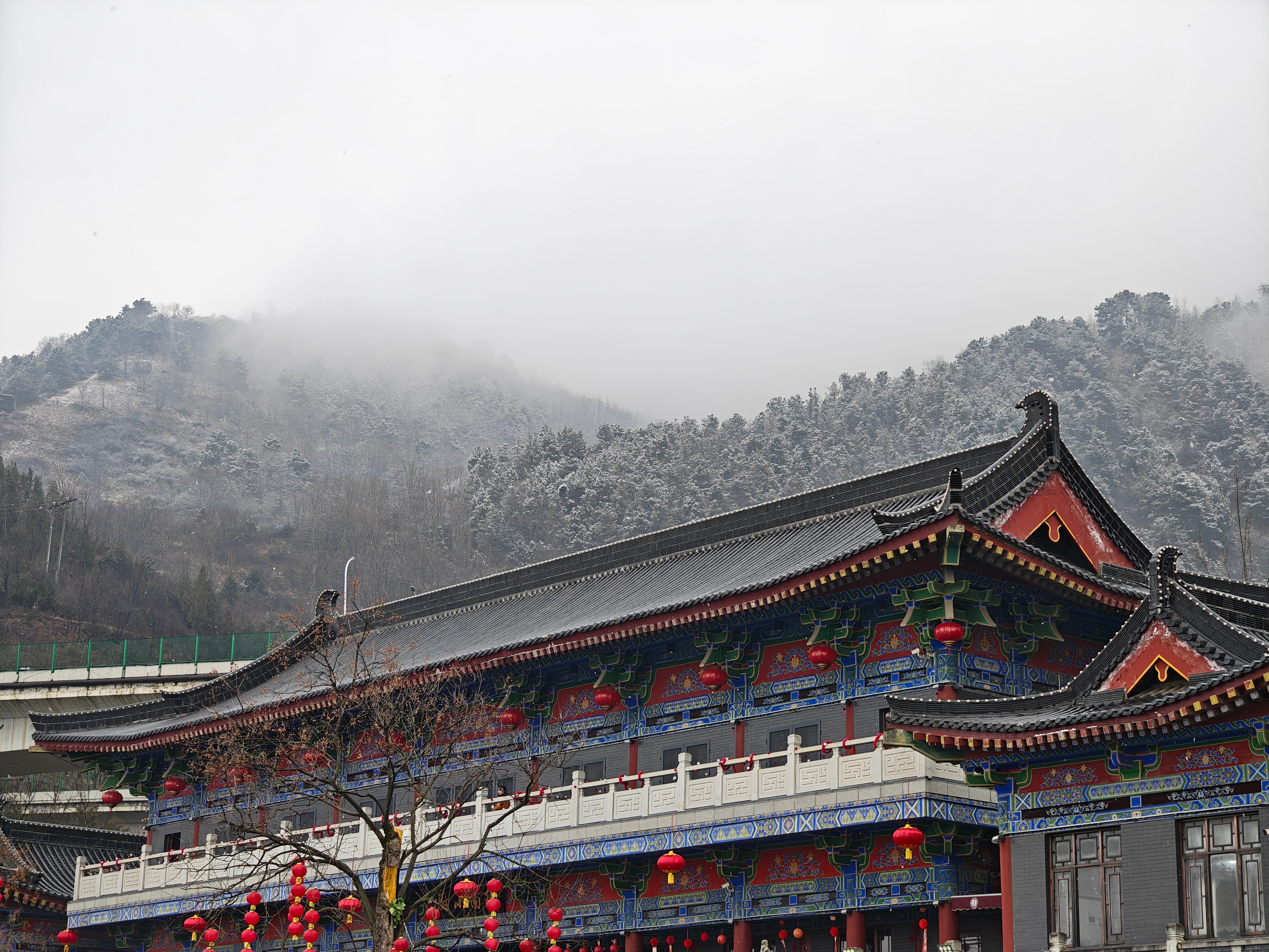 有点年味了，下雪配上灯笼