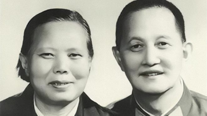 1936年，洪学智看上了女兵张文，张文却嫌弃他满脸麻子，就在这时，张文的二哥说了
