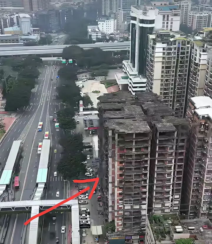 广州这几栋，几十年了都不做外墙涂抹，显得格格不入